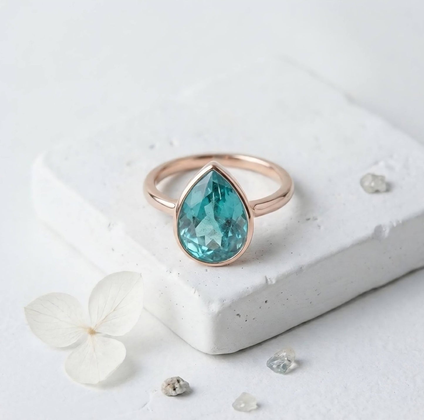 New Mareshia "Solitaire" enstens 9x7mm Teal Sapphire Ring, Gold Vermeil - 925s Silver