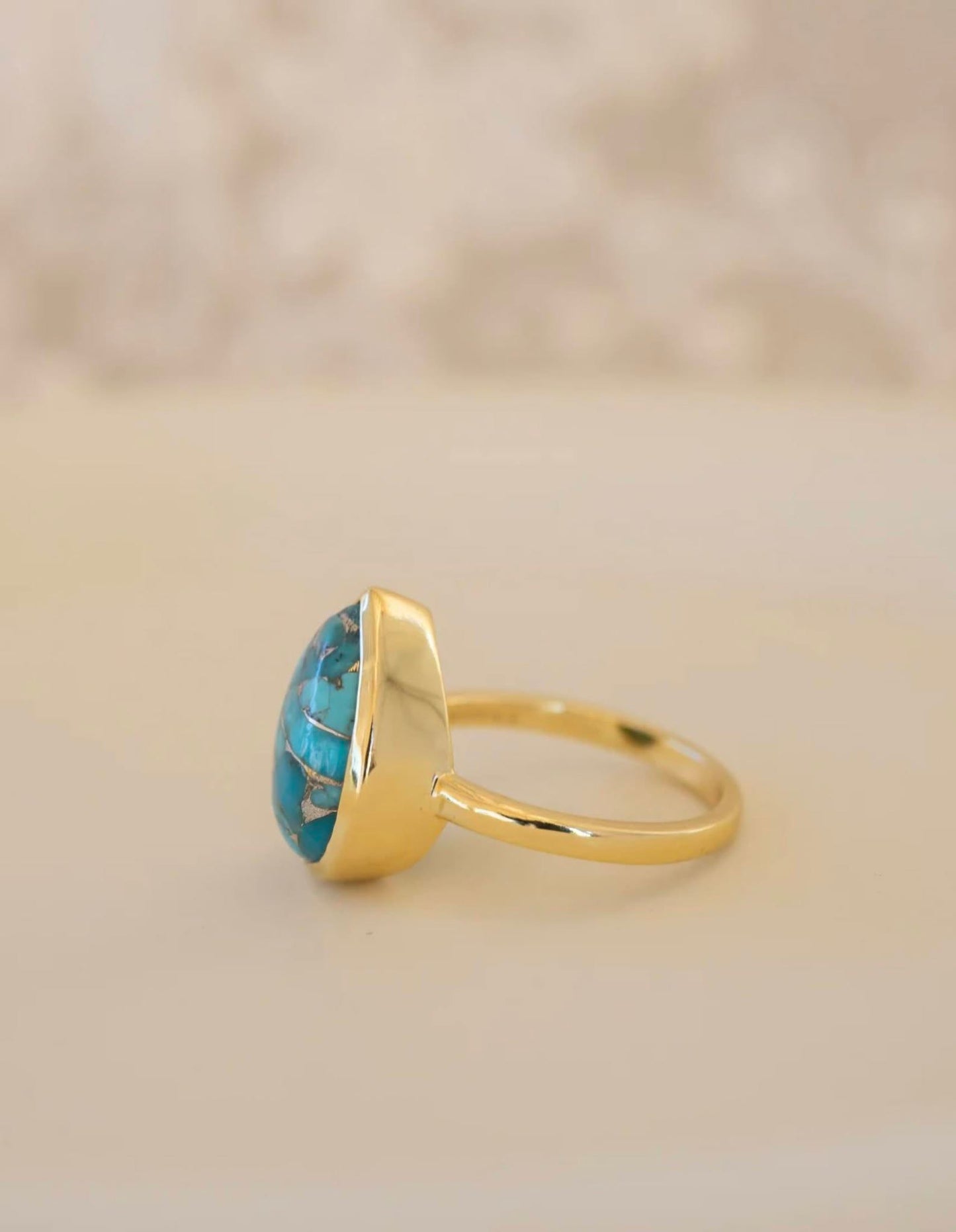 Vakker, enkel og håndlaget Goldplated Designring med Copper Turquiose 10x7mm sten i dråpeform ..