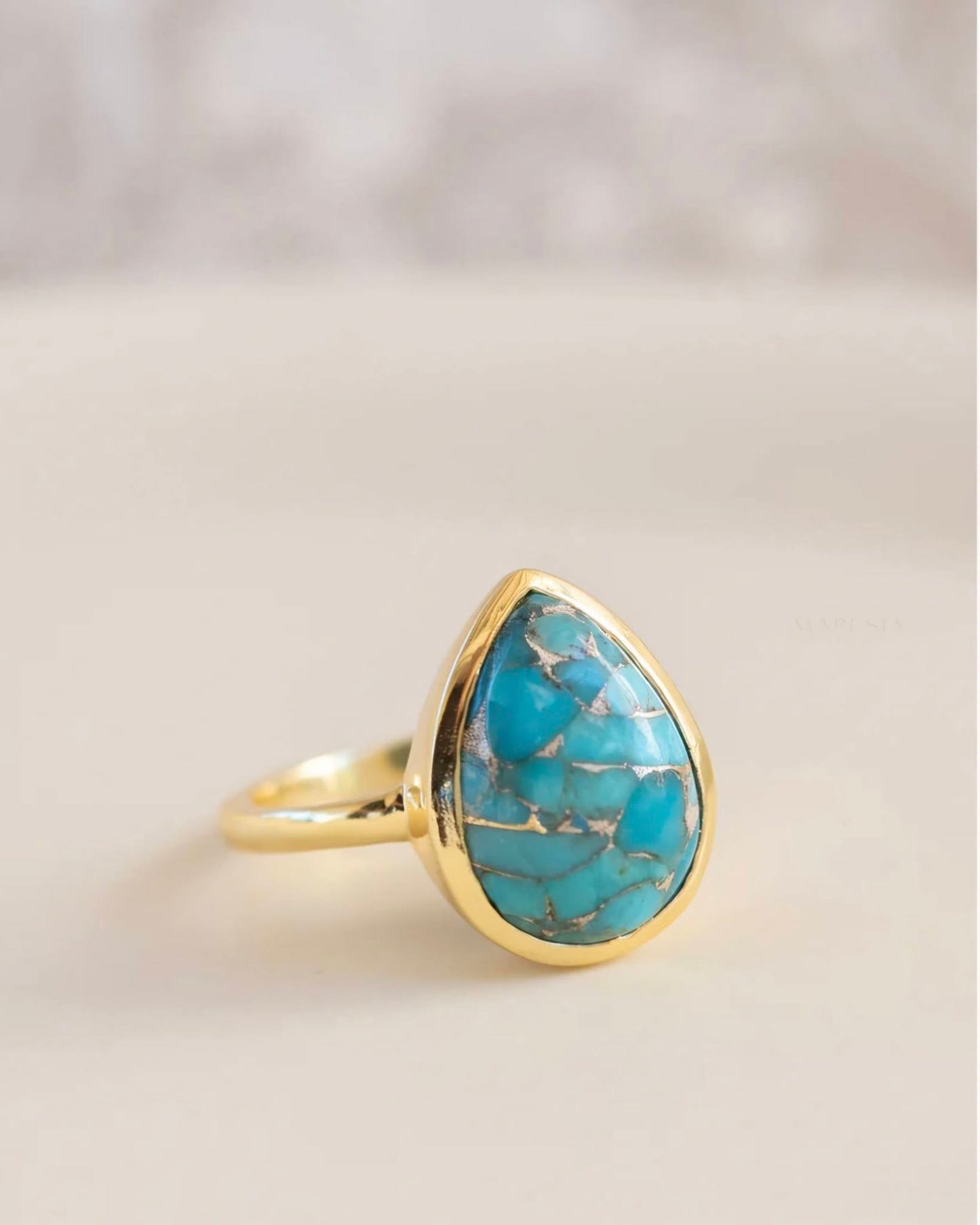 Vakker, enkel og håndlaget Goldplated Designring med Copper Turquiose 10x7mm sten i dråpeform ..