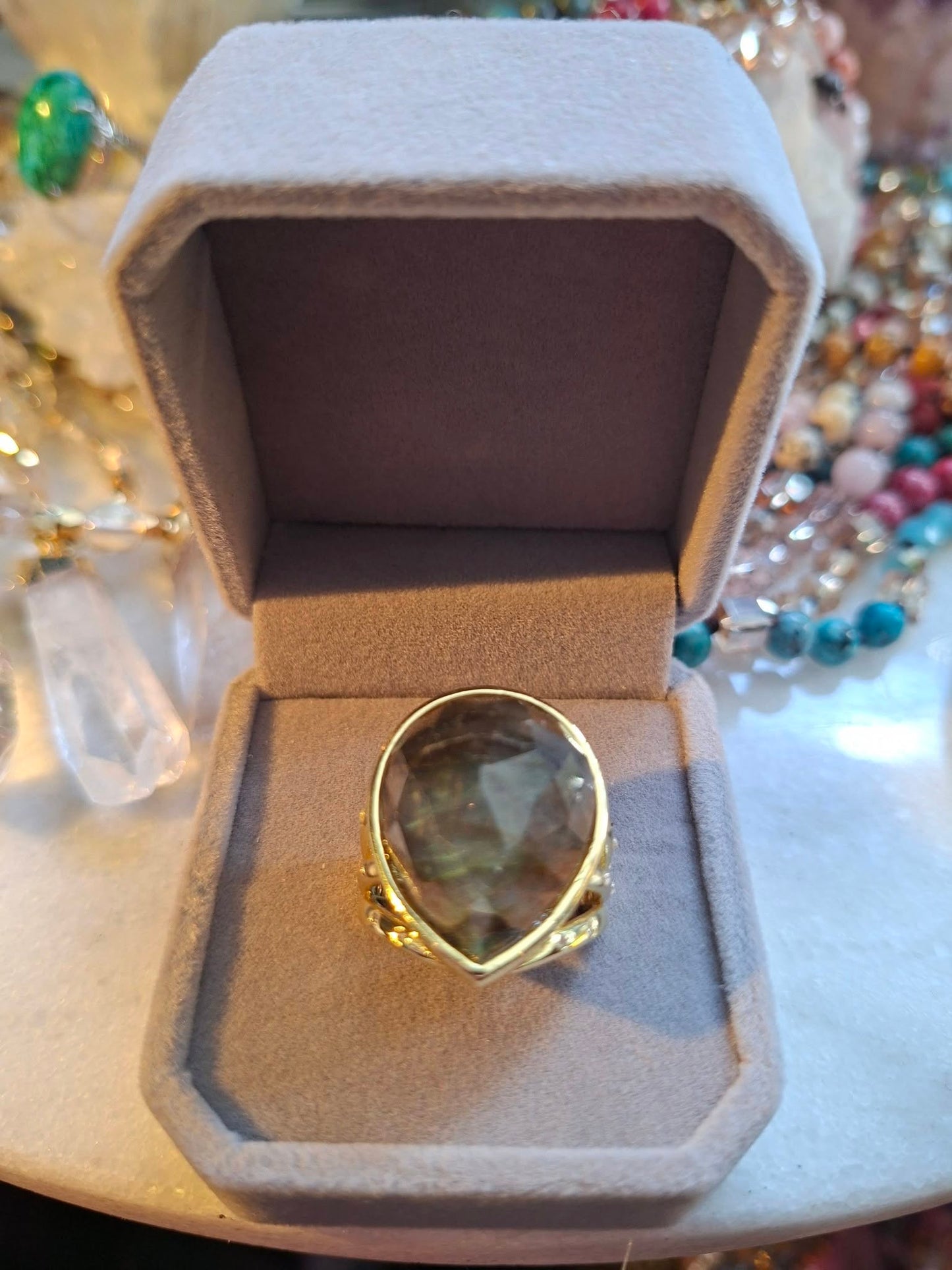 New Micci Design "Solitaire" enstens Teardrop 25x20mm Labradorite Ring, Gold Electroplated, One Size - Justerbar