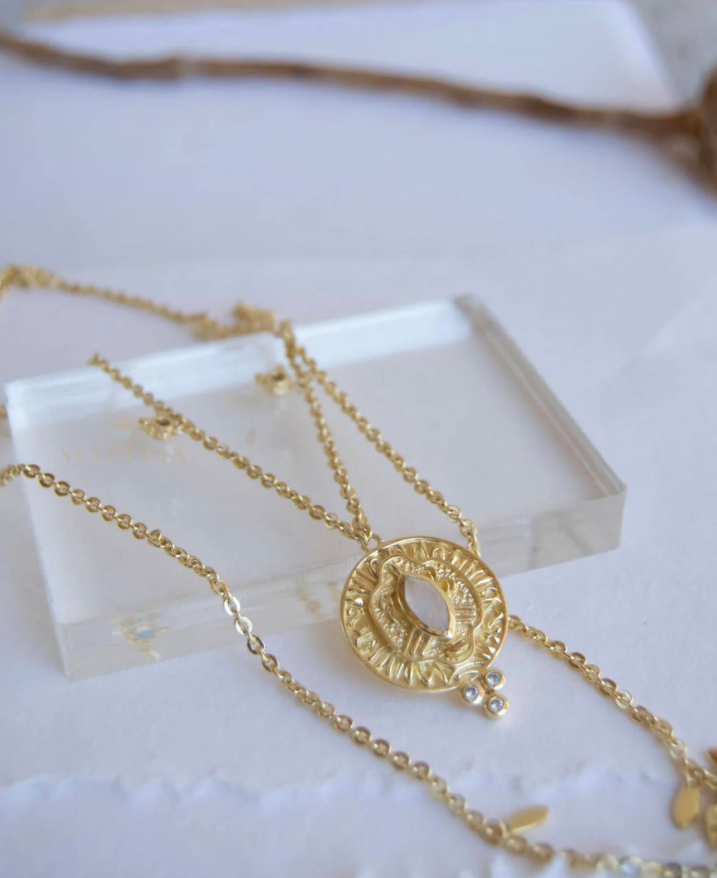 MARESHIA Designkjede Medallion m/ Labradorite, Moonstone og Zirkoner, 18K Goldfilled