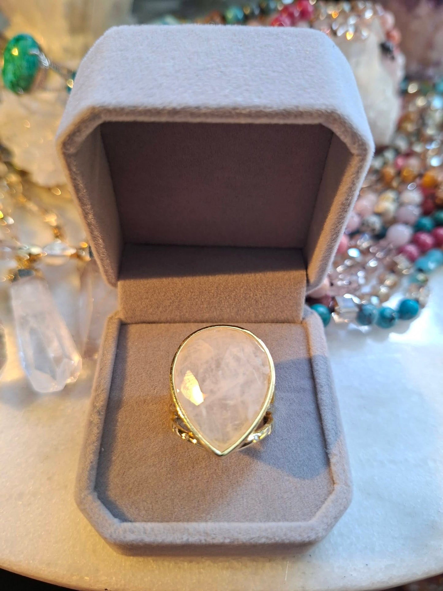 New Micci Design "Solitaire" enstens Teardrop 25x20mm Clear Quartz Ring, Gold Electroplated, One Size - Justerbar