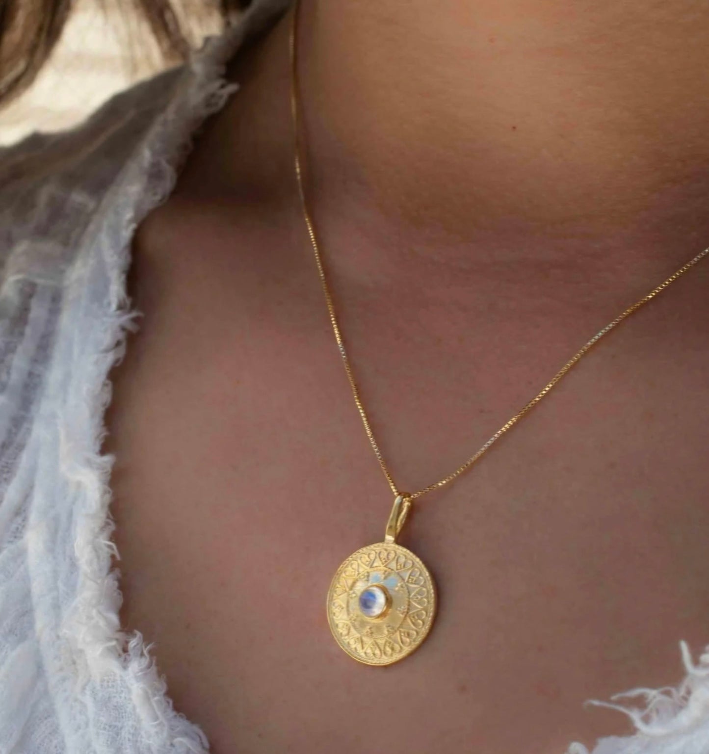 MARESHIA Designkjede Medallion m/ Moonstone, 18K Goldplated on Silver