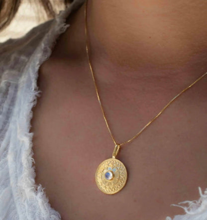 MARESHIA Designkjede Medallion m/ Moonstone, 18K Goldplated on Silver