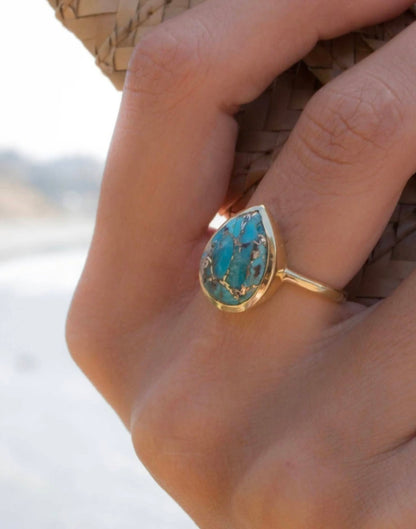 Vakker, enkel og håndlaget Goldplated Designring med Copper Turquiose 10x7mm sten i dråpeform ..