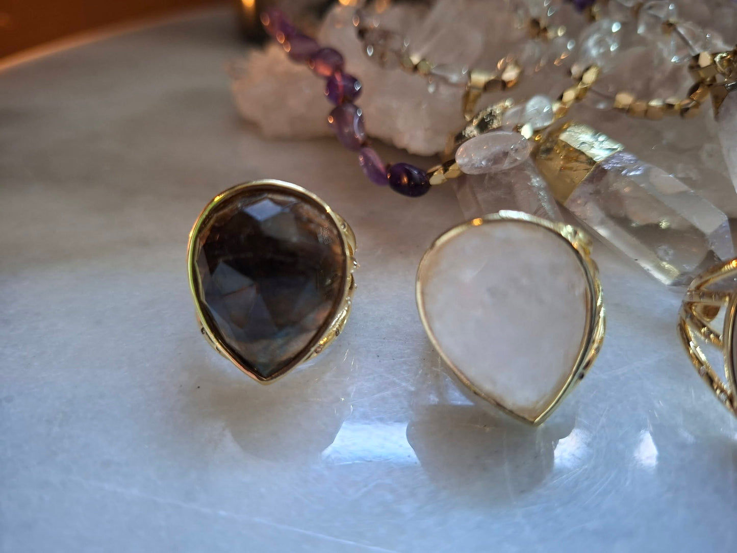 New Micci Design "Solitaire" enstens Teardrop 25x20mm Labradorite Ring, Gold Electroplated, One Size - Justerbar