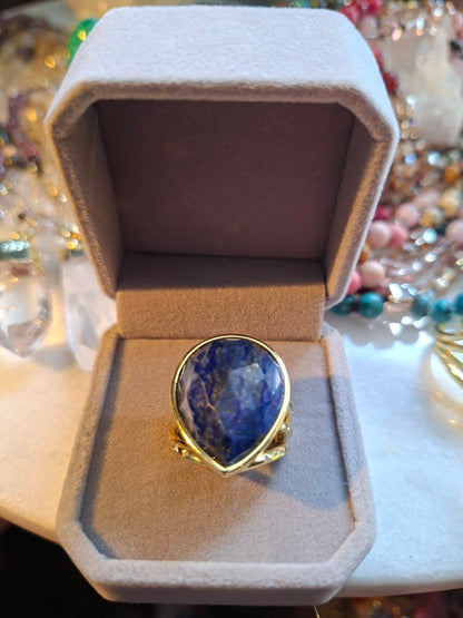 New Micci Design "Solitaire" enstens Teardrop 25x20mm Blue Lapis Lazuli Ring, Gold Electroplated, One size Justerbar