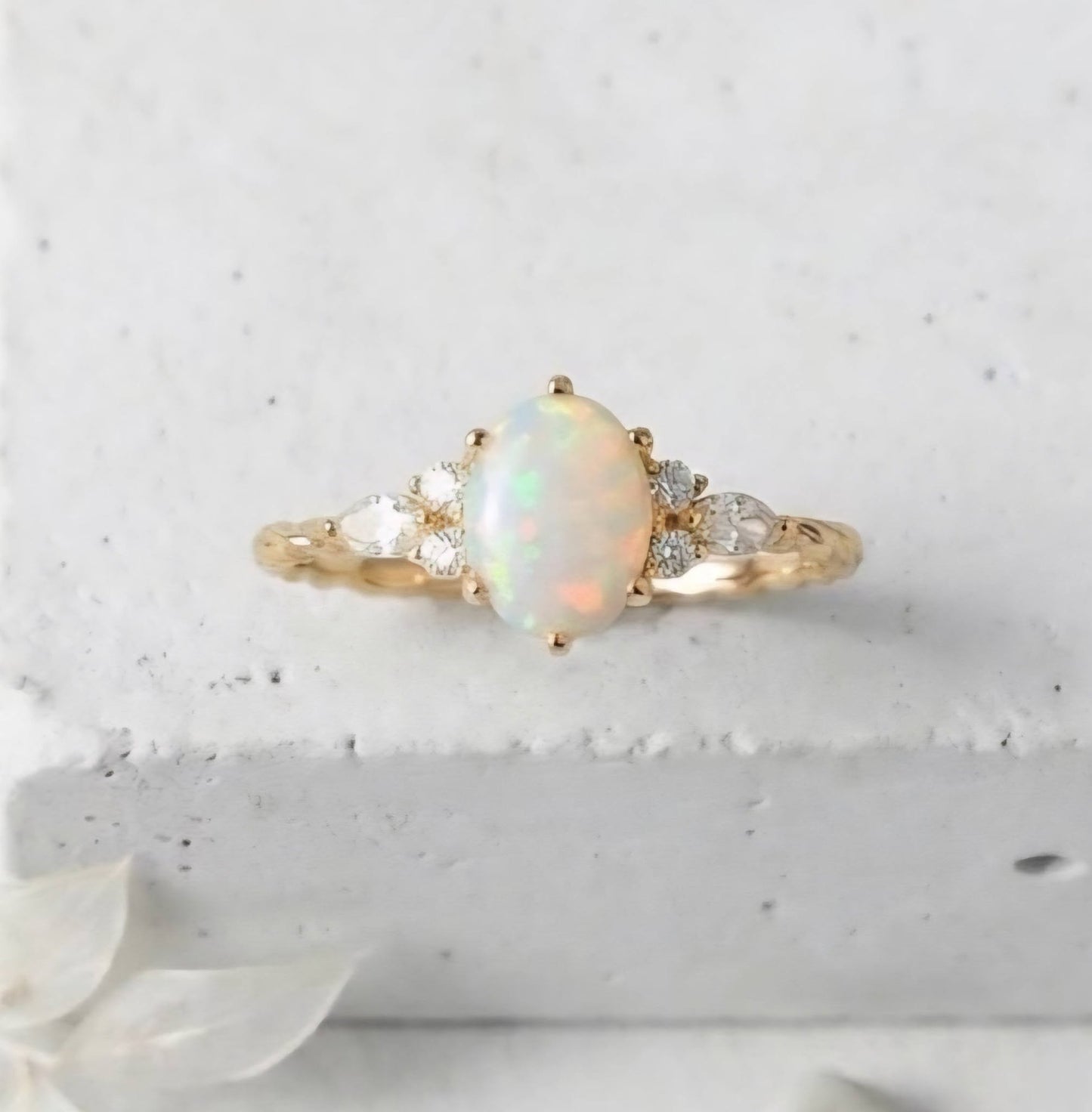Ny & Trendy 14K Goldplated ( 925s Silver ) Art Deco Vintage Ring - med oval 8x10mm FIRE OPAL sten og Zirkoner
