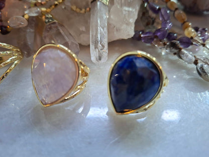 New Micci Design "Solitaire" enstens Teardrop 25x20mm Blue Lapis Lazuli Ring, Gold Electroplated, One size Justerbar