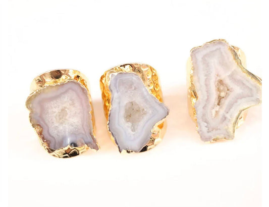 Nye og vakre White Agate Geode ringer , Gold Electroplated