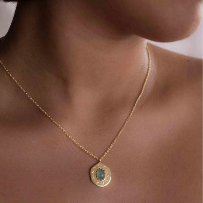 Nytt, vakkert Krystallkjede i et lekkert og Trendy Medallion Design med Aqua Calcedony, 18k Gold Filled.