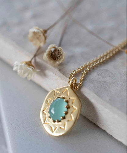 Nytt, vakkert Krystallkjede i et lekkert og Trendy Medallion Design med Aqua Calcedony, 18k Gold Filled.