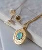 Nytt, vakkert Krystallkjede i et lekkert og Trendy Medallion Design med Aqua Calcedony, 18k Gold Filled.