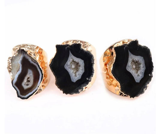 Nye og vakre Black Agate Geode ringer , Gold Electroplated
