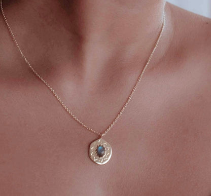Nytt, vakkert Krystallkjede i et lekkert og Trendy Medallion Design med Labradorite, 18K Gold filled