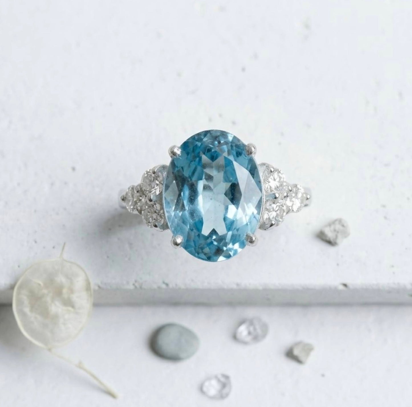 Ny og vakker Oval Blue Topaz Statement Ring, 925 Sterling Silver Cluster ( Lab Created Stone)