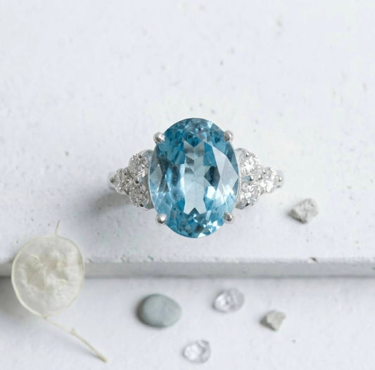 Ny og vakker Oval Blue Topaz Statement Ring, 925 Sterling Silver Cluster ( Lab Created Stone)