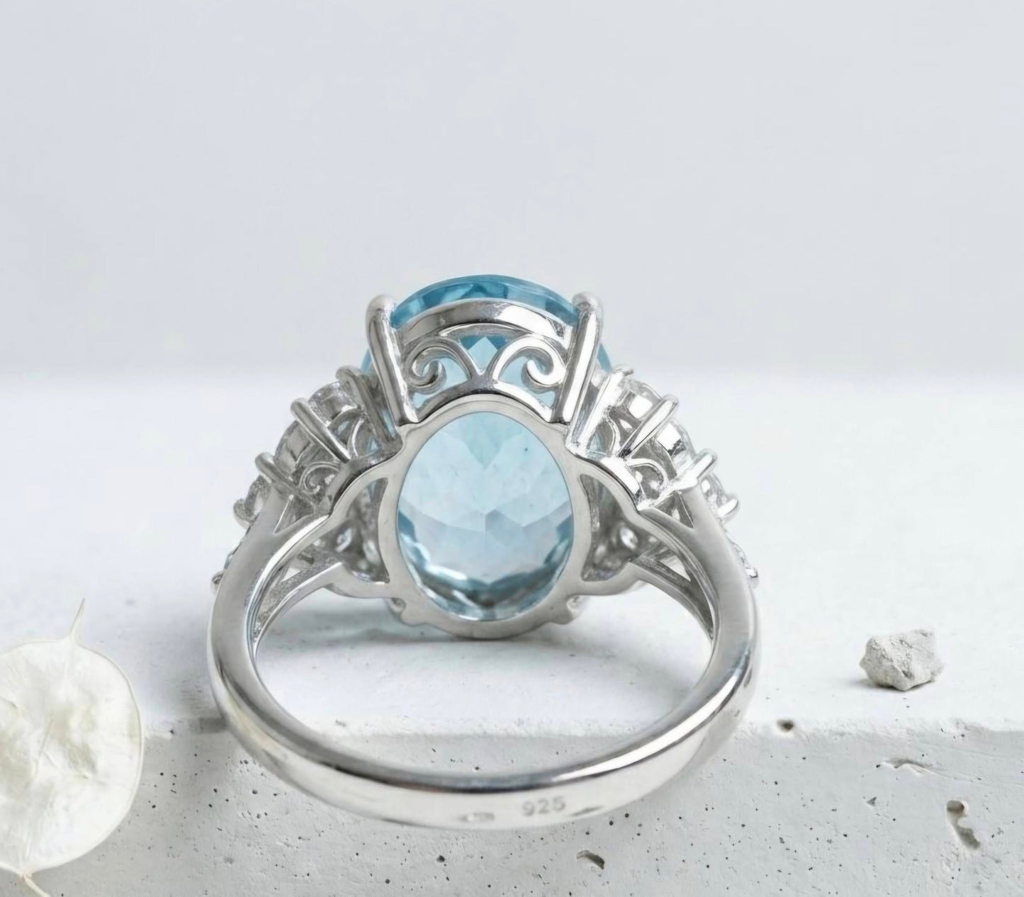 Ny og vakker Oval Blue Topaz Statement Ring, 925 Sterling Silver Cluster ( Lab Created Stone)
