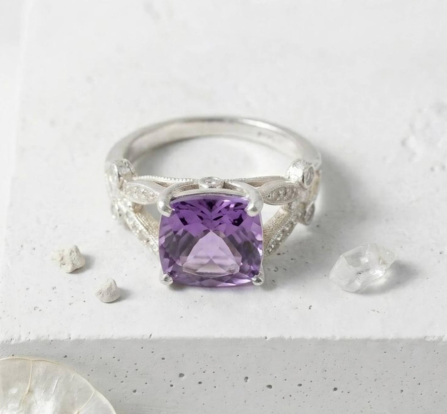 Ny og vakker Cushion Cut Sterling Silver Design Ring med Purple Ametystfarget sten ( Lab Created )