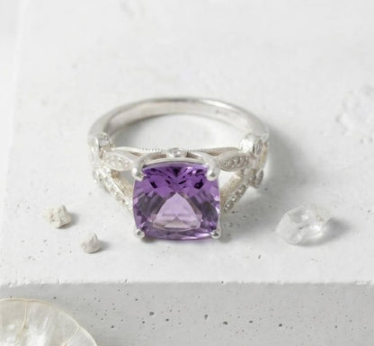 Ny og vakker Cushion Cut Sterling Silver Design Ring med Purple Ametystfarget sten ( Lab Created )