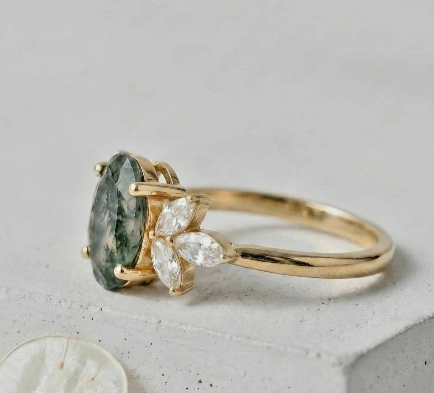 Ny og vakker Art Deco ( 14k Gold over Sterling Silver) with natural Forest Fairy Moss Agate Ring w/ Marquise Zirkones