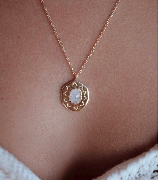 Nytt, vakkert Krystallkjede i et lekkert og Trendy Medallion Design med MOONSTONE, 18K Gold filled