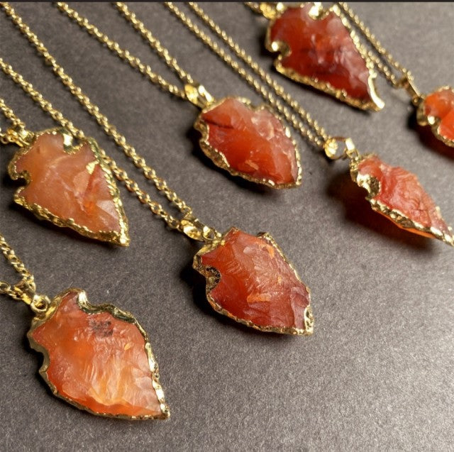 Vakre Karneol / Red Agate Arrowhead med kjede, Gold Electroplated