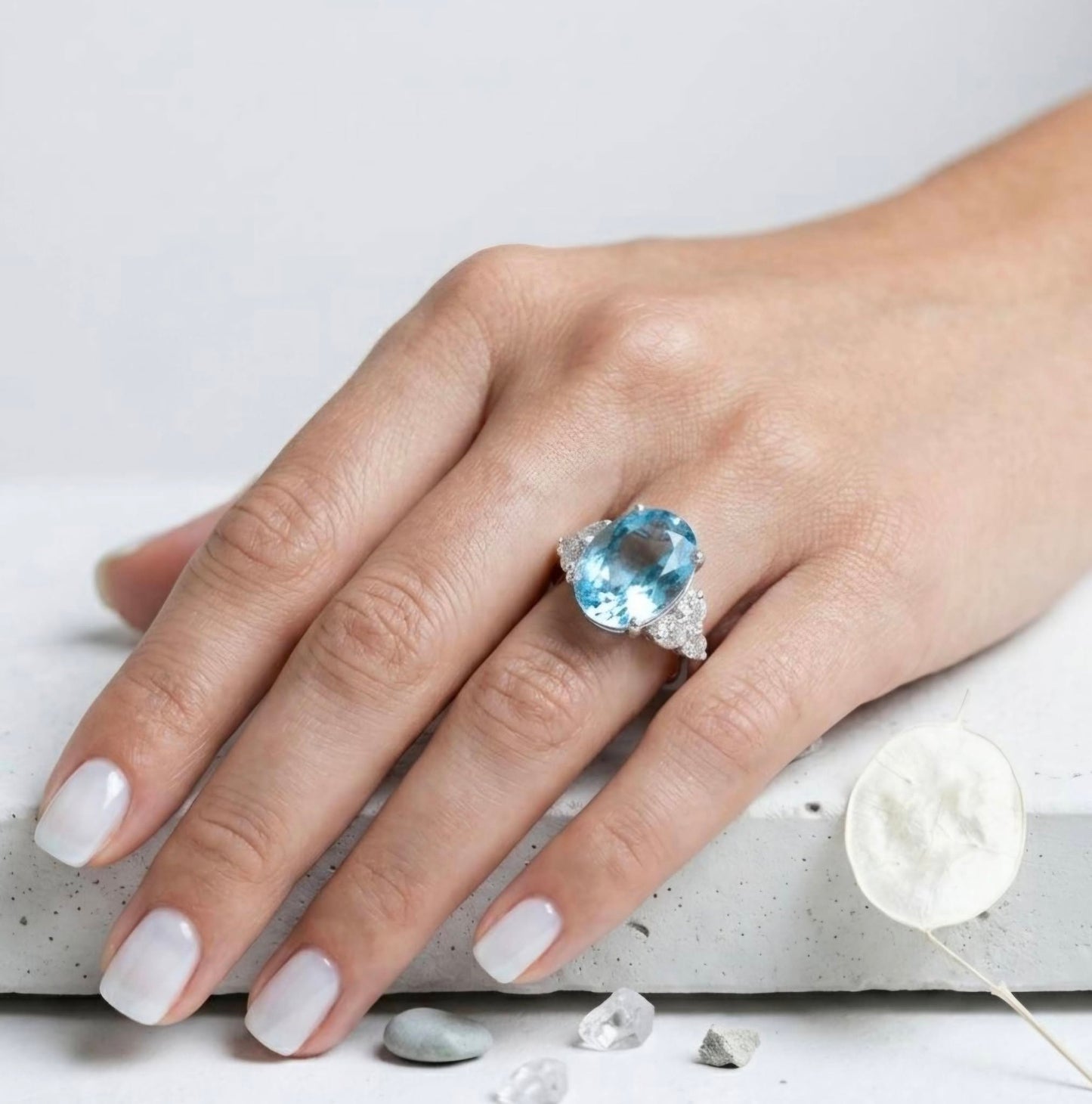 Ny og vakker Oval Blue Topaz Statement Ring, 925 Sterling Silver Cluster ( Lab Created Stone)