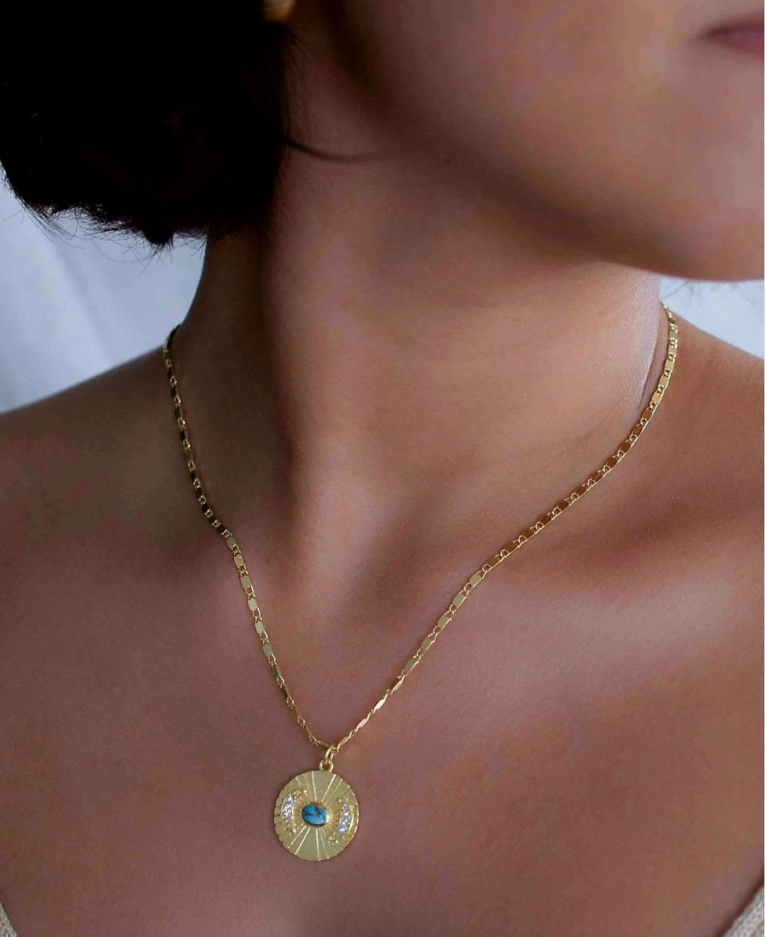 Nytt, vakkert Krystallkjede i et lekkert og Trendy Medallion Design med Turquise m/zirkoner, Gold Filled