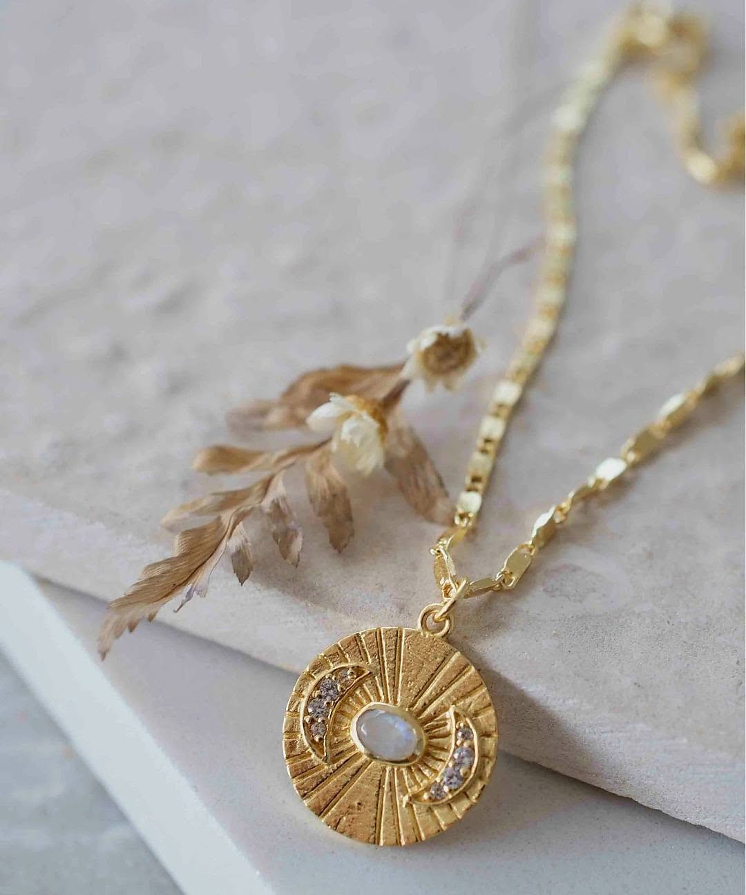 Nytt, vakkert Krystallkjede i et lekkert og Trendy Medallion Design med Moonstone og zirkoner, Gold Filled.
