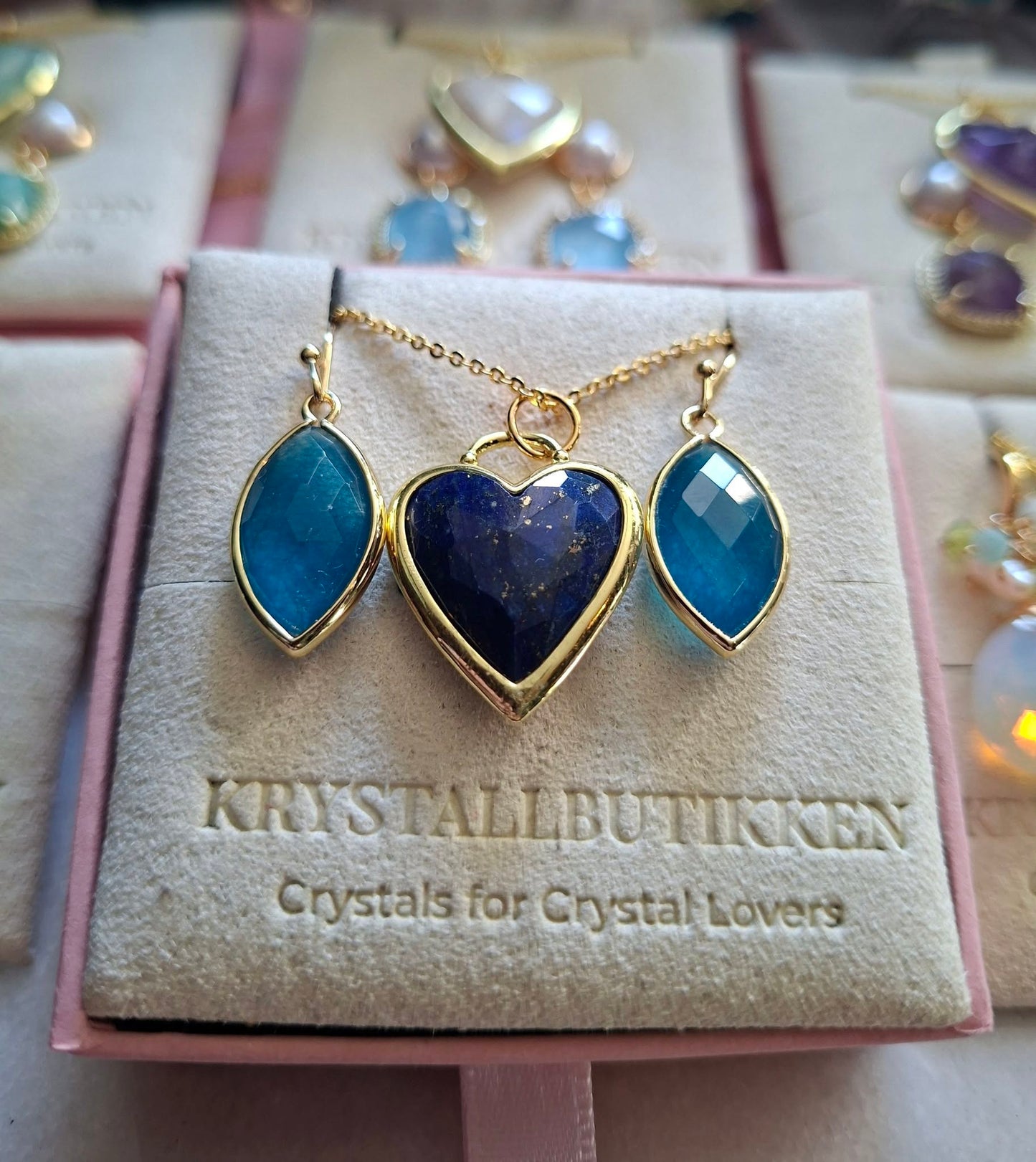 SUMMERDEAL / Blue Quartz Øredobber og Lapis Lazuli Heart Kjede fra MICCI Design