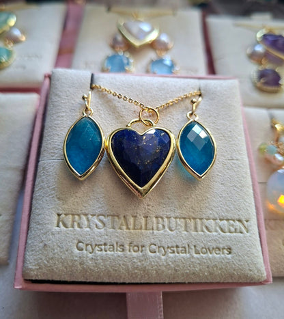 SUMMERDEAL / Blue Quartz Øredobber og Lapis Lazuli Heart Kjede fra MICCI Design