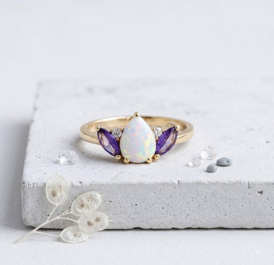 Ny & Trendy 14K Goldplated ( 925s Silver ) Art Deco Vintage Ring - med oval 8x6mm FIRE OPAL sten, Ametyst + Zirkoner