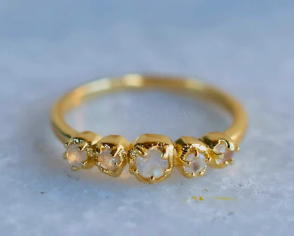 Cila model " Livy " - håndlaget, Designring med Moonstone, 18K Gold Electroplated, Str. 56