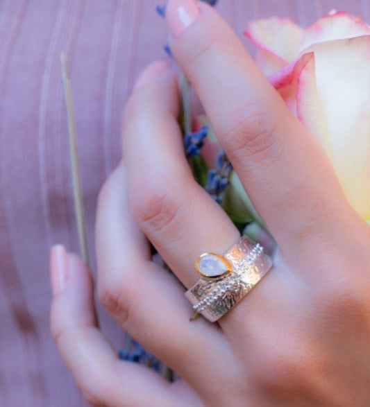 HÅndlaget, Designring med Rainbow Moonstone i tykt ringdesign Sterling Silver