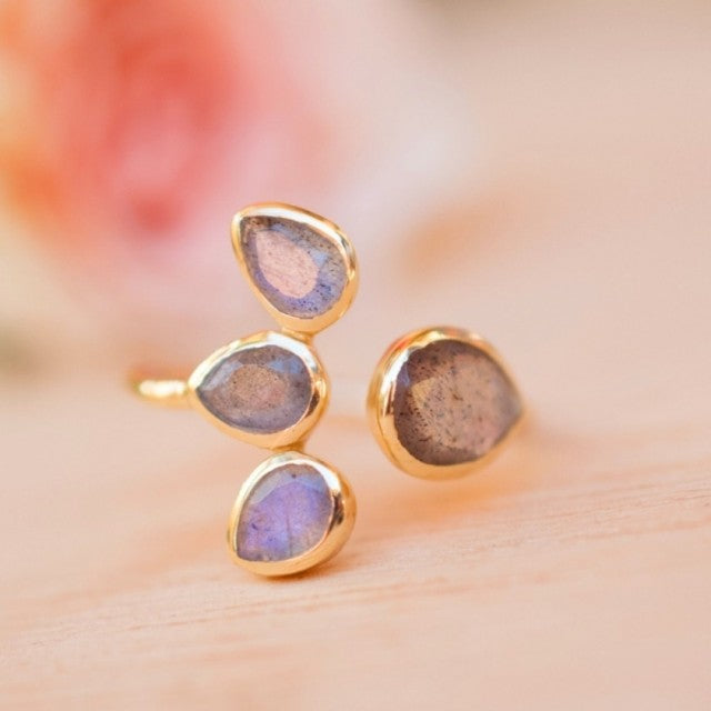 Vakker, hÅndlaget designring  " Lotus Flower " med smÅ Labradorit stener i oval form, 18 gold plated