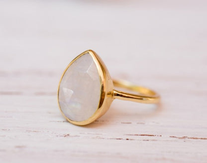 Vakker, enkel og hÅndlaget designring med liten mÅnesten i 18K Gold plated ( 10x7mm) drÅpeform