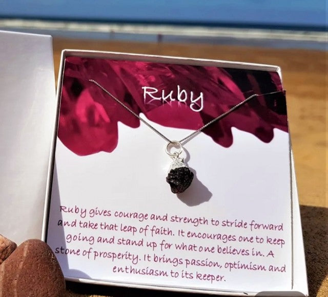 Vakkert Birthstone Designkjede m/RÅsten - Ruby - Gold Electroplated