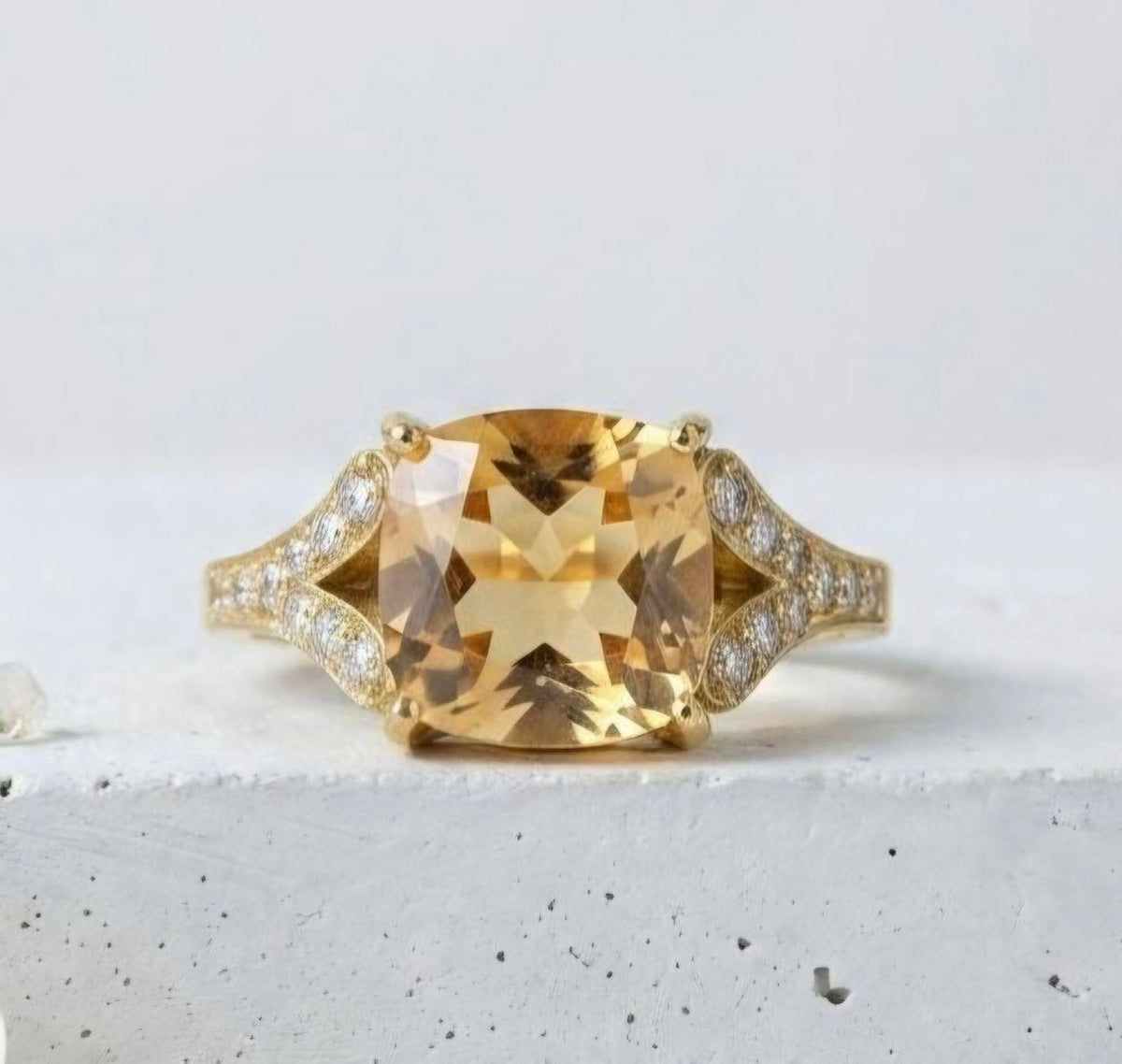 Ny & Trendy 14K Goldplated ( 925s Silver ) Art Deco Vintage Ring - med oval 10mm Yellow Citrine sten og Zirkoner