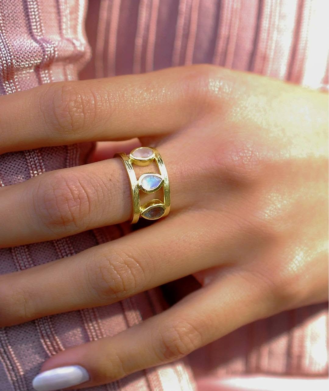 New and beautiful Cila "LYRA" Designring, Gold Plated 18K - Rose Quartz, Labradorite , Moonstone