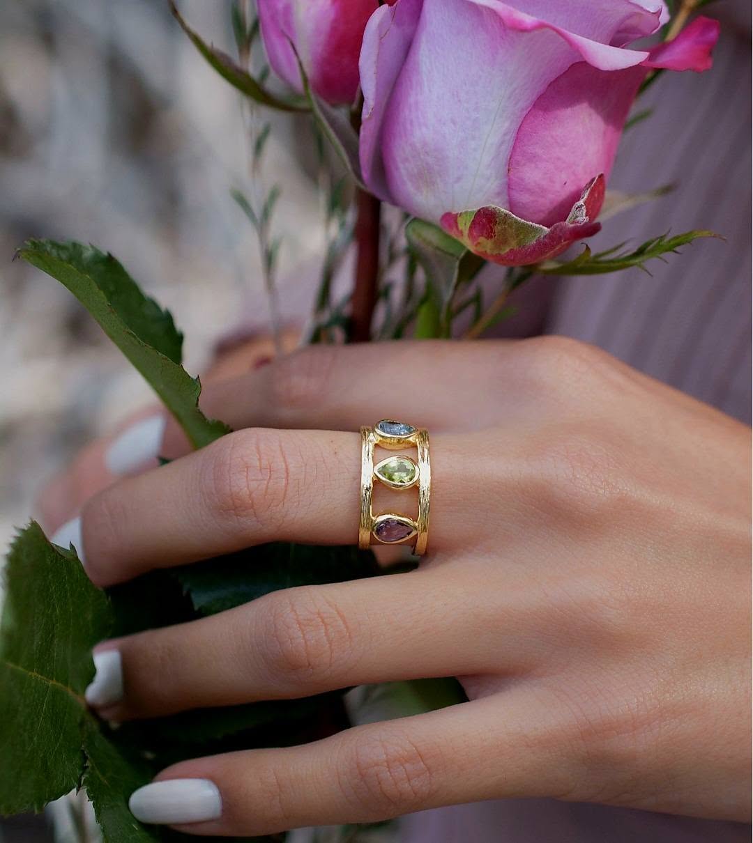 New and beautiful Cila "LYRA" Designring,& Gold Plated 18K - Ametyst, Peridot, Iloite Hydro ( Lab Created )