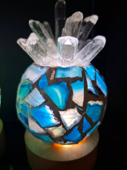 Ny, dekorativ Blå Agat &amp; Clear Quartz Krystallamper i " Pineapple " Design