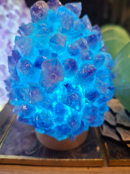 Unik, håndlaget Rå Ametyst BUD Crystal Lamp m/trebase og usb, ca. 13x10cm - 500gram, Medium Size, vario lys ( Hvit, Purple, Green, Blue )