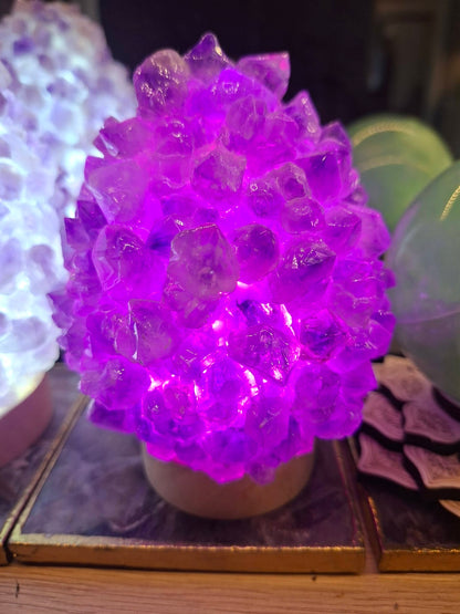 Unik, håndlaget Rå Ametyst BUD Crystal Lamp m/trebase og usb, ca. 13x10cm - 500gram, Medium Size, vario lys ( Hvit, Purple, Green, Blue )
