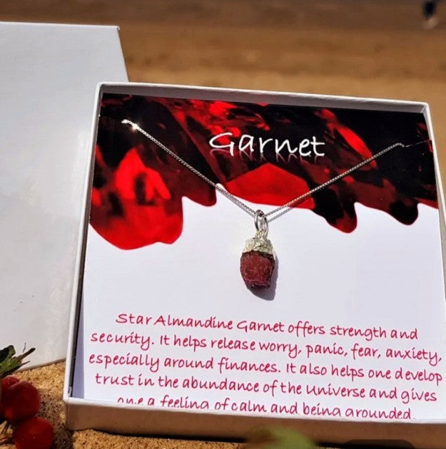 Vakkert Birthstone Designkjede m/RÅsten  - Garnet - Gold Electroplated