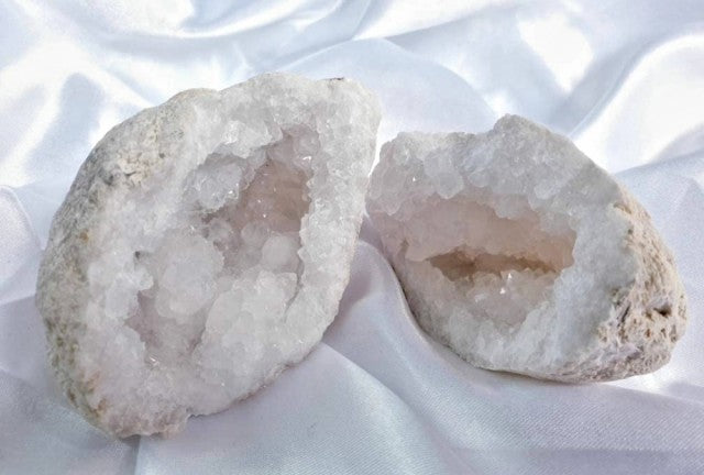 White Quartz Agat Geode , 8 - 10cm, 400 - 500 gram
