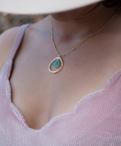 Nytt, vakkert Krystallkjede i et lekkert og Trendy "Tear Drop" Design med Copper Turquise drÅpeanheng, Gold Filled.
