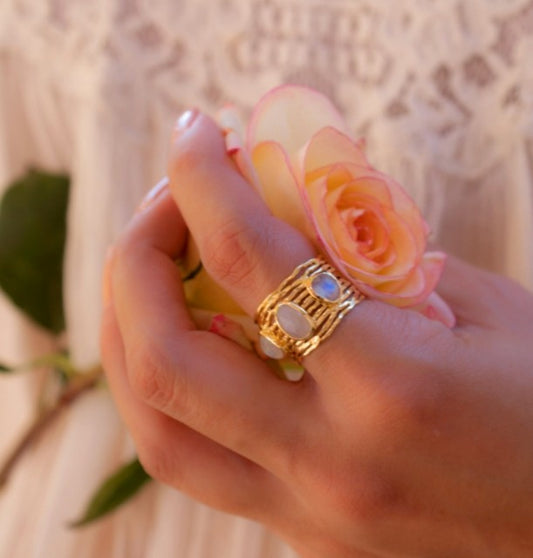 HÅndlaget, Designring med Rainbow Moonstone i tykt ringdesign 18 K Gold Electroplated.