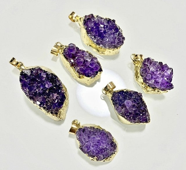 Vakkert Druzy Gold Electroplated Ametyst anheng 30x20mm m/kjede