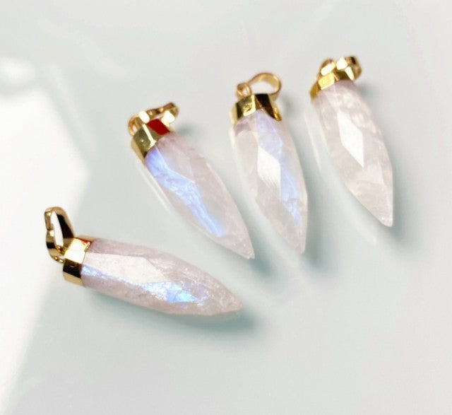 Nye Spike Point Pendel Anheng i Rainbow Moonstone Quartz m/kjede , Gold Electroplated